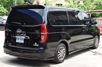 Hyundai H1 Elite 11 ที่นั่ง โฉมใหม่ สีดำ ปี2019 วิ่ง 60,243 กมเครื่องยนต์ ดีเซล ติดจอAndroi หน้าหลัง